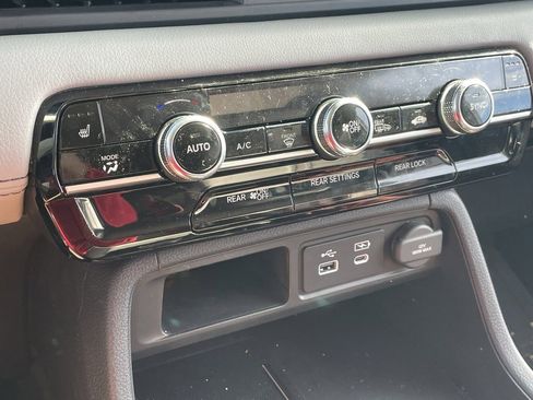 Used 2025 Honda Pilot EX-L image 7