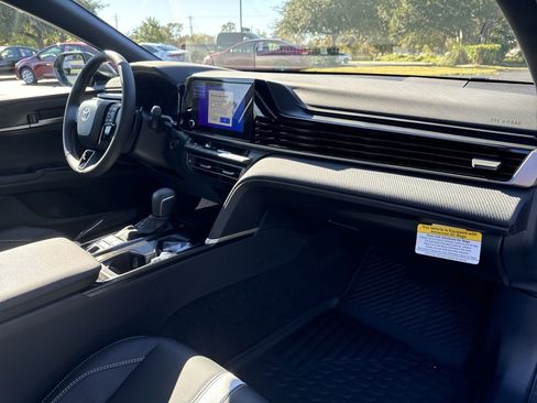 New 2025 Toyota Camry Hybrid FWD image 33