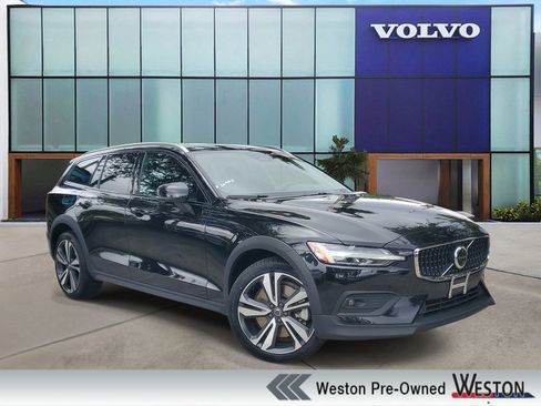 Certified 2025 Volvo V60 B5 Cross Country Plus AWD/4WD image 1