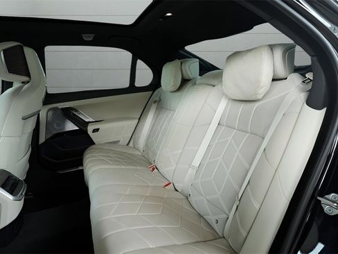 Used 2023 BMW 760i xDrive w/ Executive Package image 28