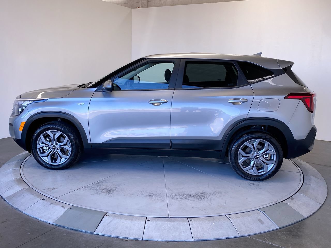 Certified 2026 Kia Seltos LX AWD/4WD image 2