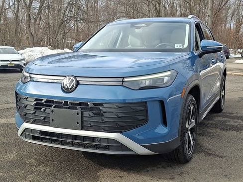 Certified 2025 Volkswagen Tiguan SE w/ Panoramic Sunroof Package image 4