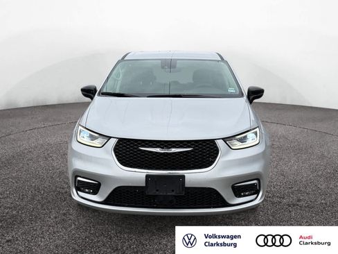 Used 2024 Chrysler Pacifica Touring-L image 8