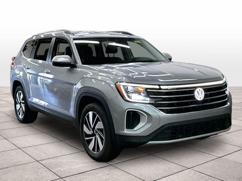 Used 2024 Volkswagen Atlas SE AWD/4WD image 2