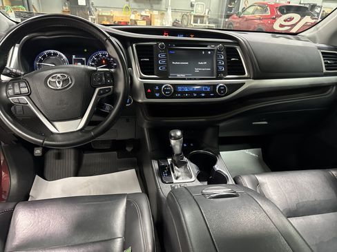 Used 2019 Toyota Highlander XLE AWD/4WD image 33