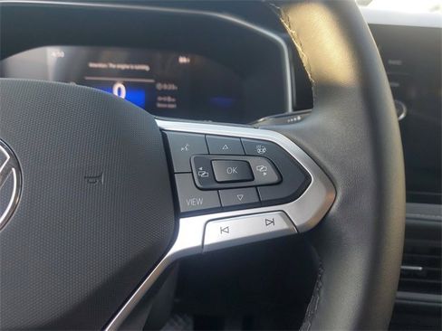 Certified 2025 Volkswagen Taos SE image 27