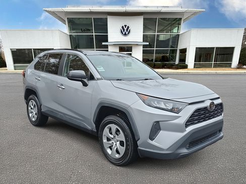 Used 2019 Toyota RAV4 LE image 1