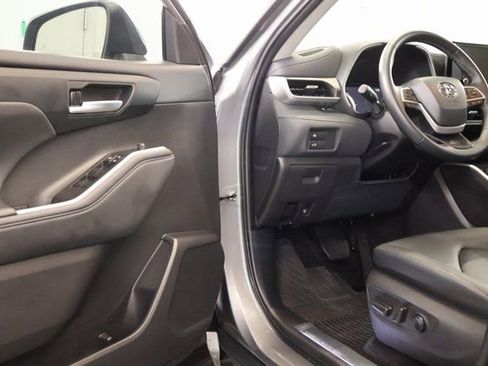 Certified 2025 Toyota Highlander XLE image 9