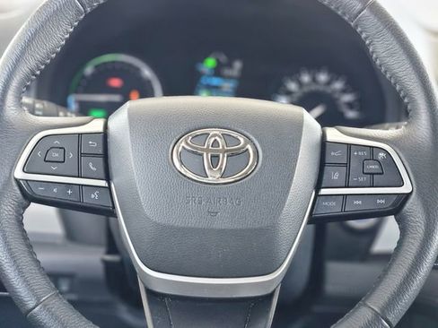 Used 2023 Toyota Sienna XLE FWD image 16