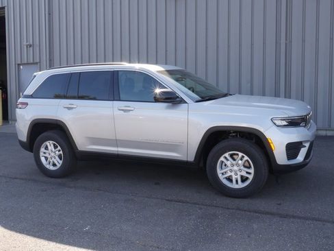 New 2025 Jeep Grand Cherokee Laredo image 6