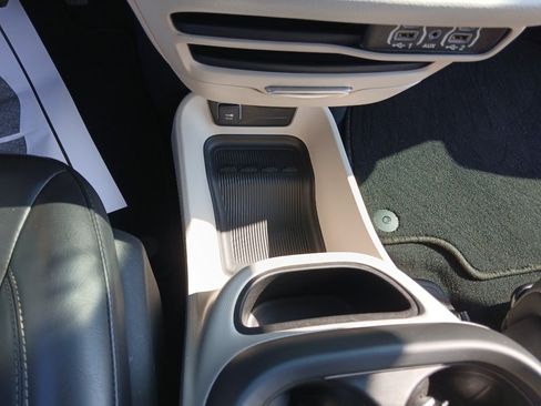 Used 2023 Chrysler Pacifica Touring-L FWD image 17