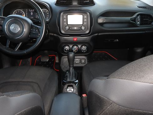 Used 2017 Jeep Renegade Altitude FWD image 10