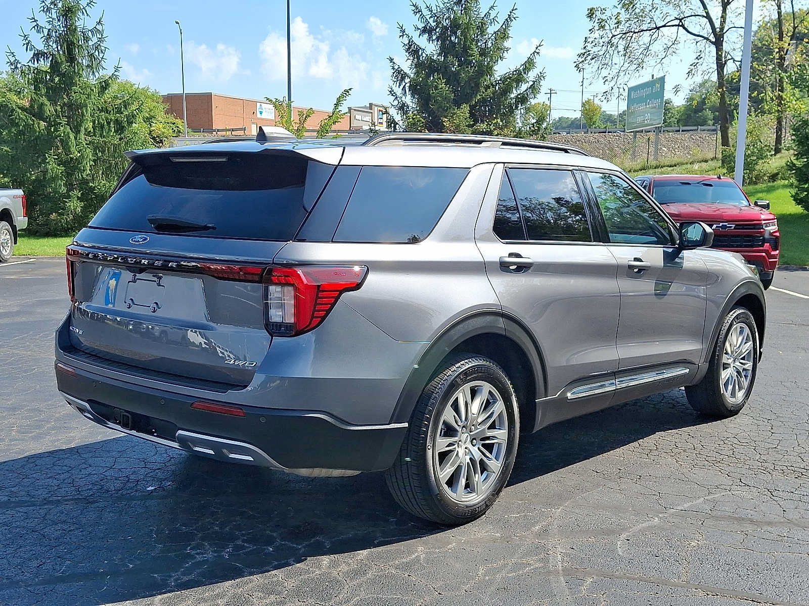 Used 2025 Ford Explorer Active w/ Active Comfort Package AWD/4WD image 6