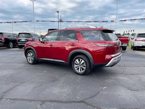 Used 2025 Nissan Pathfinder SL FWD image 3