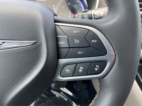 Used 2024 Chrysler Pacifica Touring-L FWD image 22