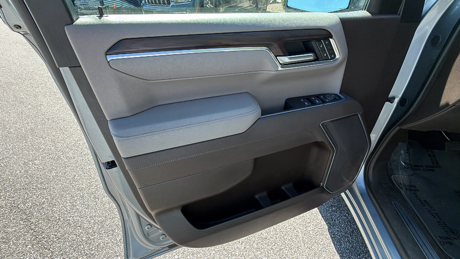 Used 2025 GMC Sierra 1500 SLT AWD/4WD image 14