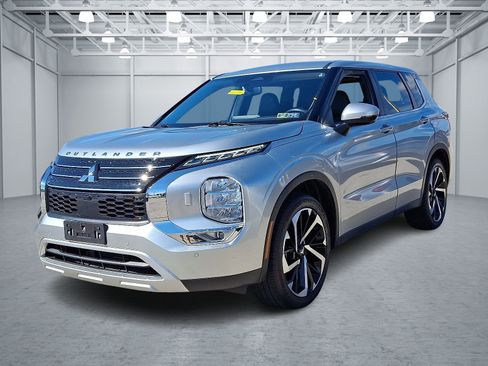 Used 2023 Mitsubishi Outlander SE image 3