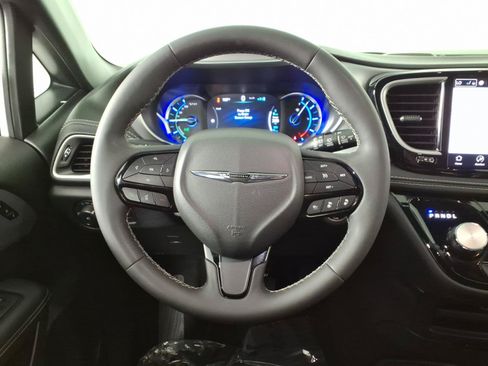 Used 2024 Chrysler Pacifica Limited FWD image 17