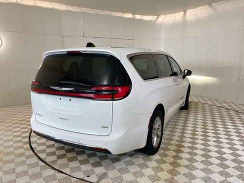 Used 2023 Chrysler Pacifica Touring-L AWD/4WD image 17