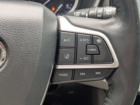 Used 2022 Toyota Highlander XLE FWD image 30