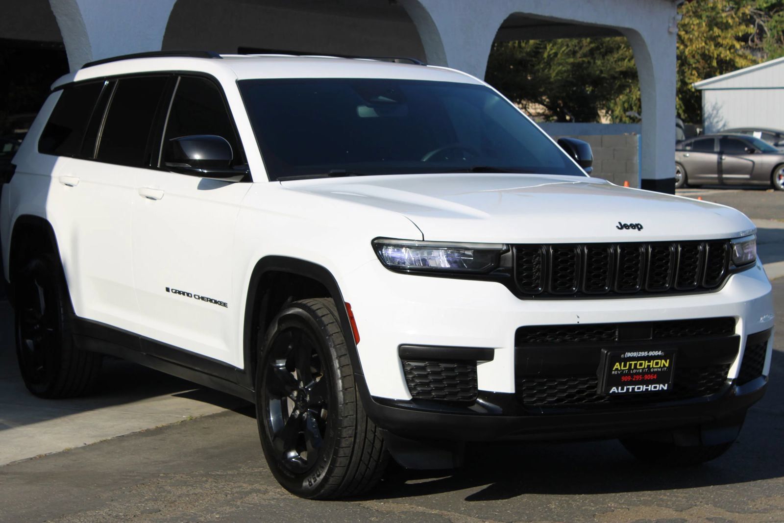 Used 2023 Jeep Grand Cherokee L Laredo RWD image 3