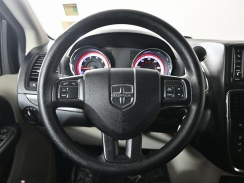 Used 2019 Dodge Grand Caravan SE w/ UConnect Hands-Free Group image 31