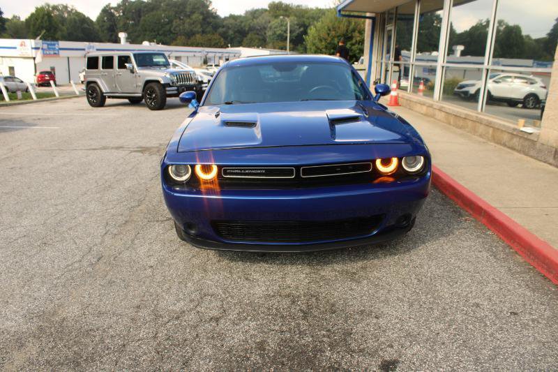 Used 2019 Dodge Challenger SXT RWD image 2