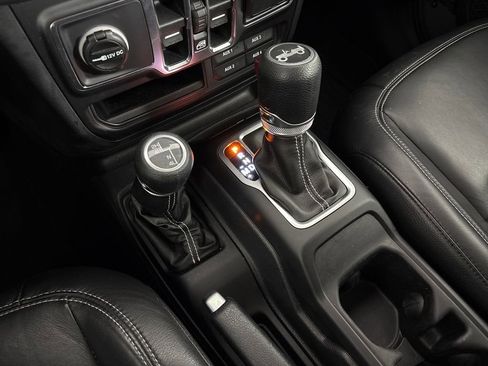 Used 2018 Jeep Wrangler Unlimited Sahara image 28