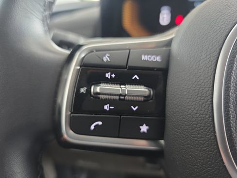 Used 2025 Kia Carnival image 24