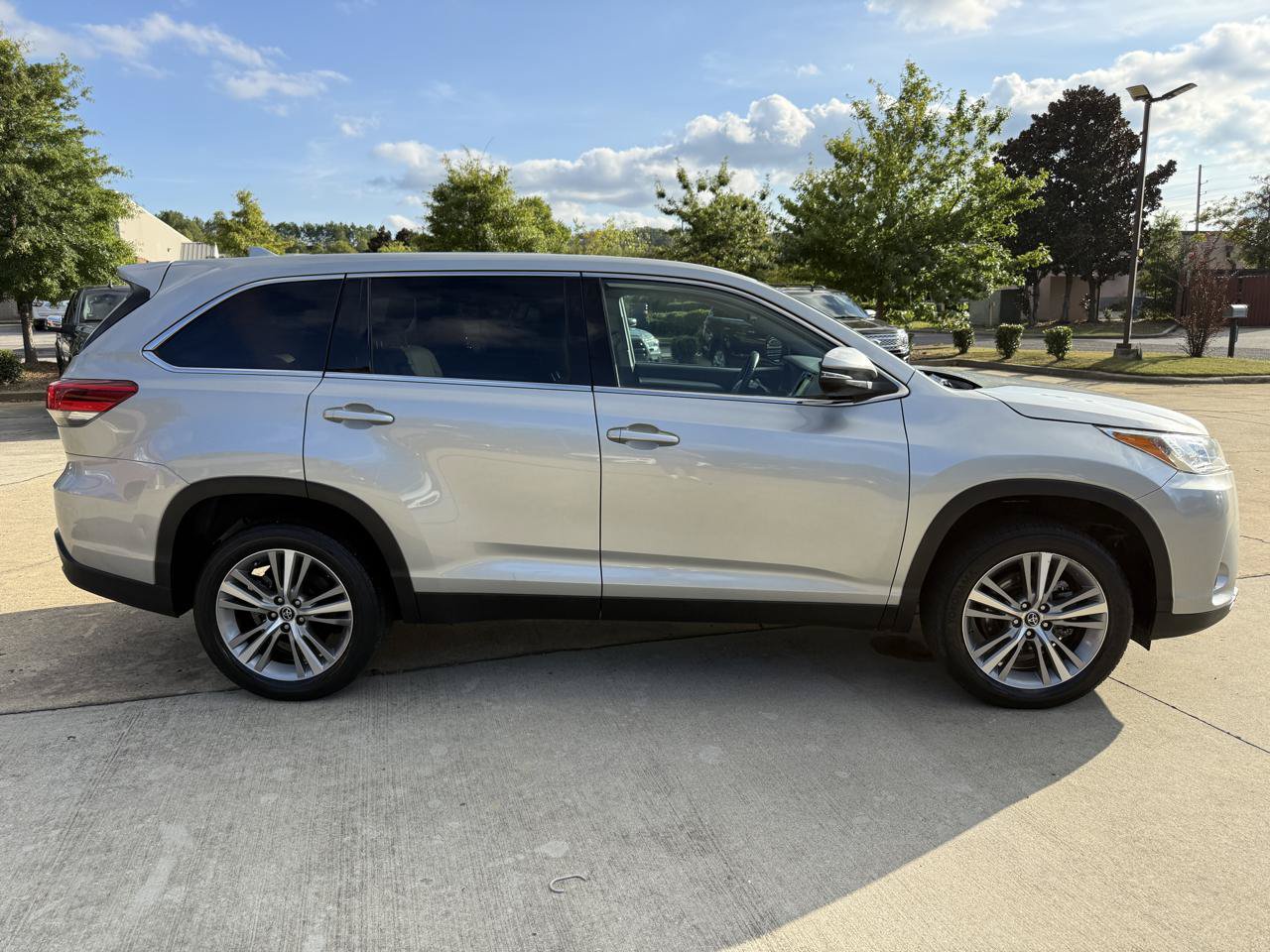 Used 2019 Toyota Highlander Plus FWD image 6