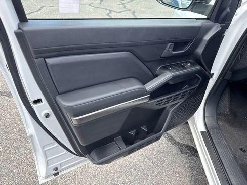 Used 2025 Toyota 4Runner SR5 AWD/4WD image 13