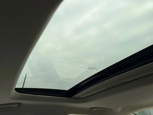 Used 2017 Ford Fusion SE w/ Fusion SE Technology Package image 30