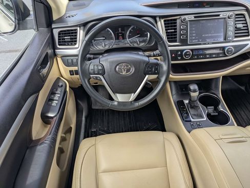 Used 2016 Toyota Highlander XLE FWD image 16