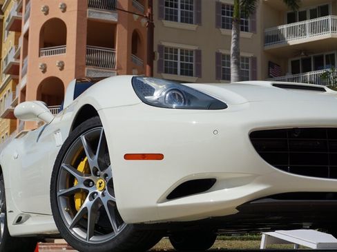 Used 2014 Ferrari California RWD image 23
