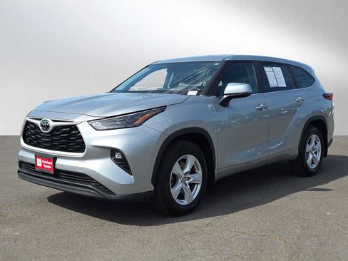 Used 2023 Toyota Highlander LE AWD/4WD image 8