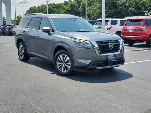 Used 2025 Nissan Pathfinder SL AWD/4WD image 32