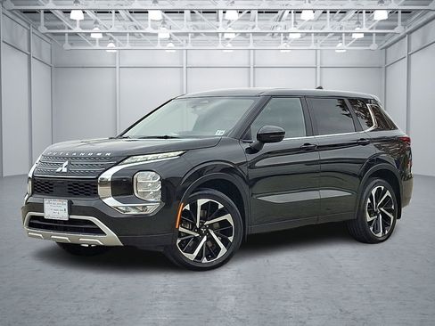 Used 2024 Mitsubishi Outlander SE image 1