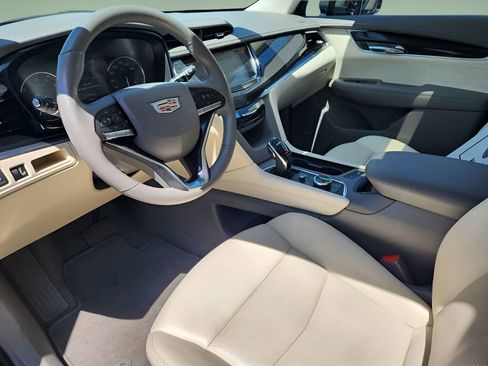 Used 2022 Cadillac XT6 Premium Luxury image 6