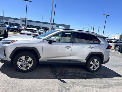 Used 2025 Toyota RAV4 XLE AWD/4WD image 2