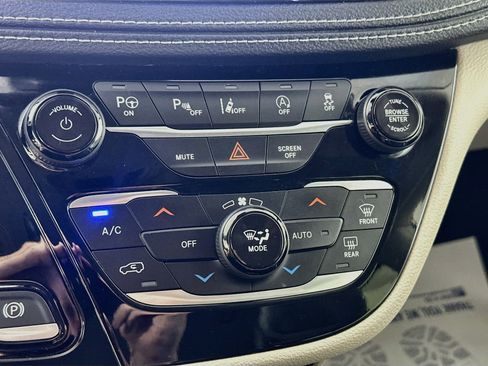 Used 2022 Chrysler Pacifica Touring-L w/ Uconnect Theater Family Group FWD image 16