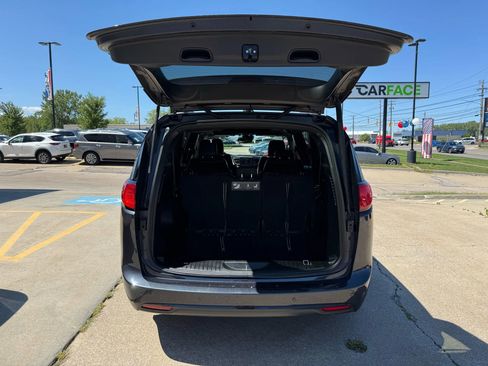 Used 2019 Chrysler Pacifica Touring-L Plus w/ Advanced Safetytec Group image 12