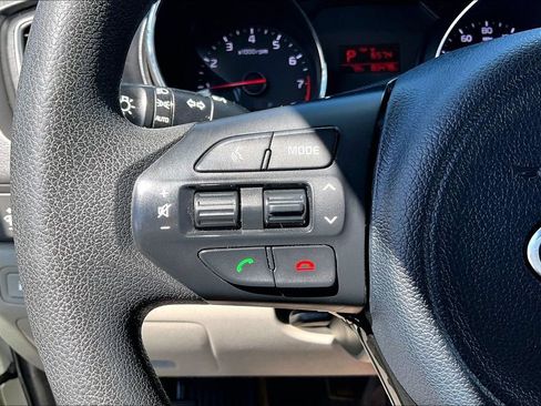 Used 2017 Kia Sedona LX FWD image 18