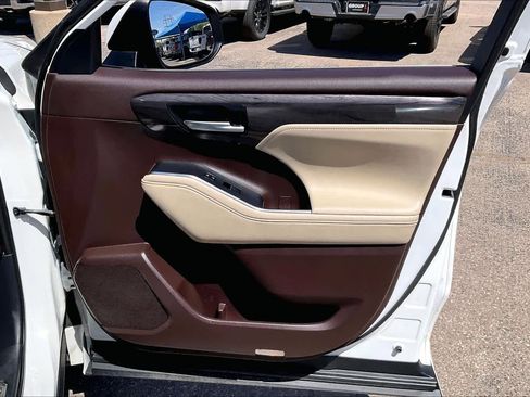 Used 2020 Toyota Highlander Platinum image 23