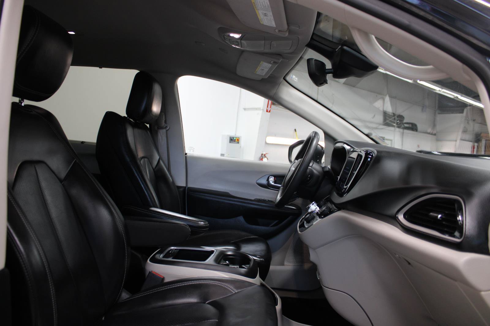 Used 2023 Chrysler Pacifica Touring-L FWD image 20