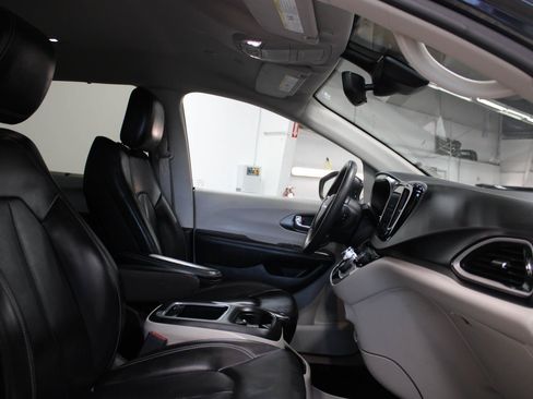 Used 2023 Chrysler Pacifica Touring-L FWD image 20