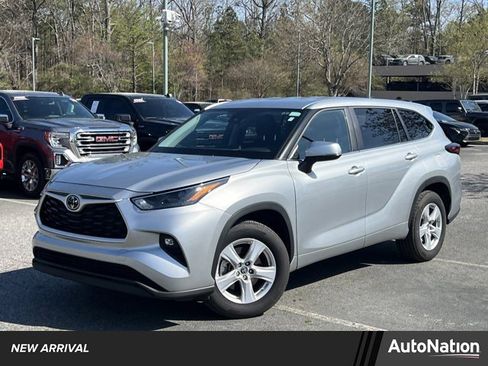 Used 2025 Toyota Highlander LE image 1