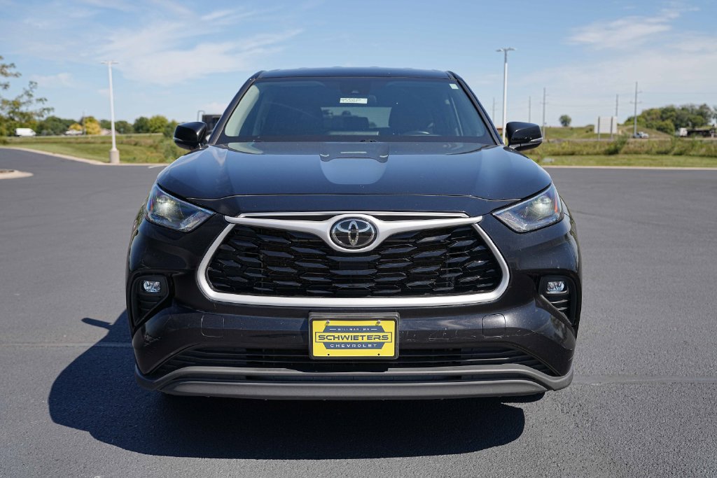 Used 2023 Toyota Highlander LE AWD/4WD image 2
