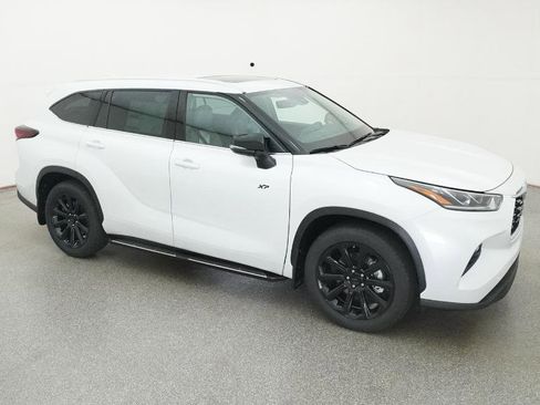 New 2026 Toyota Highlander AWD image 12