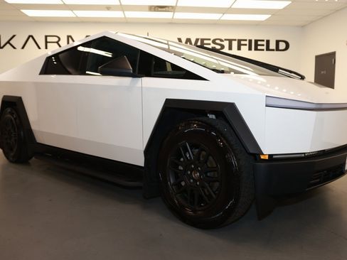 Used 2024 Tesla Cybertruck AWD Crew Cab image 9