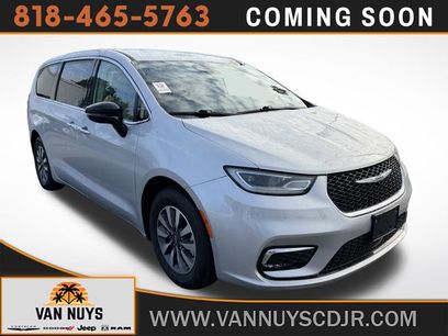 Used 2024 Chrysler Pacifica Select